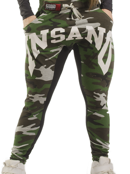 Enge Jogginghose mit tiefem Schritt und Camouflage-Muster